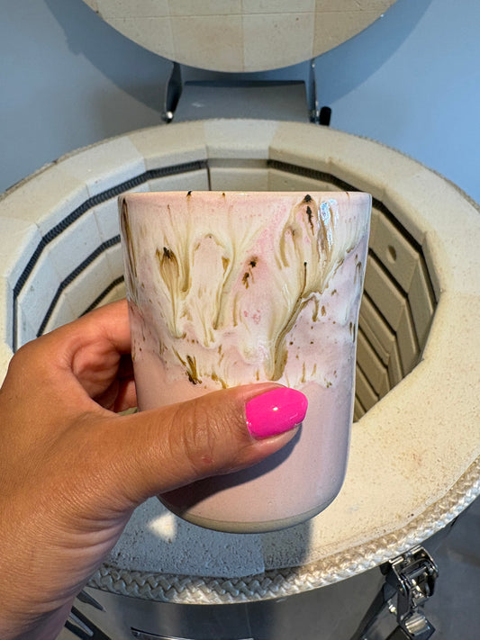1. Lyserød høj lattekop