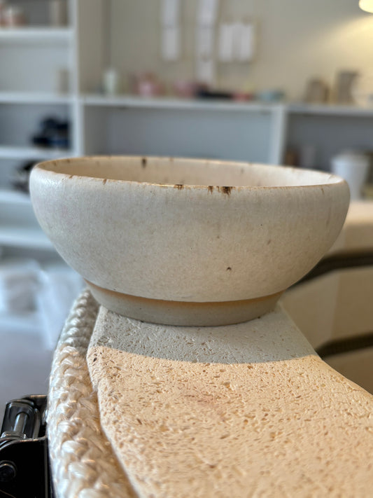 Beige prikket skål 12 cm