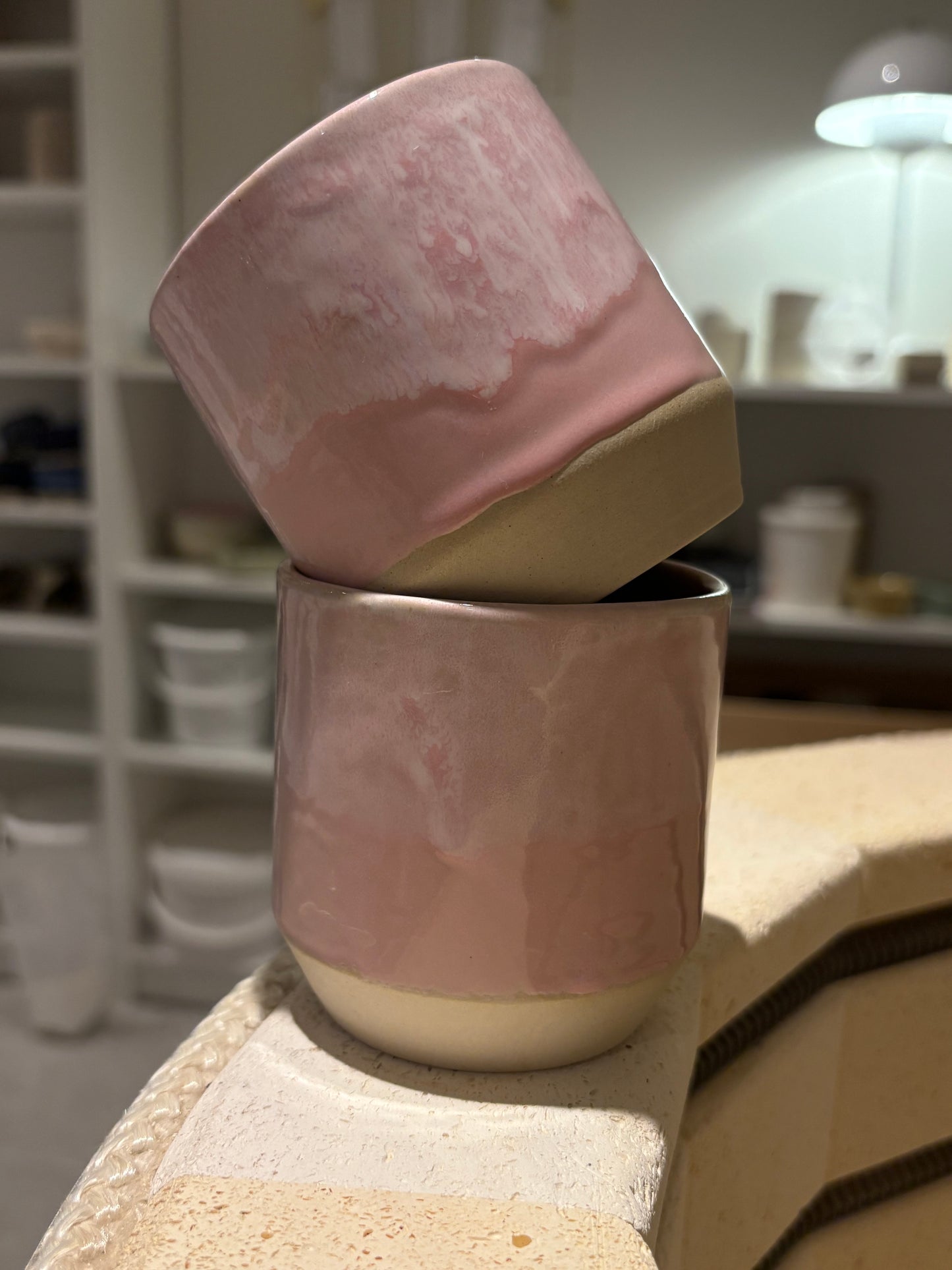 Lyserød kop med kant 280 ml