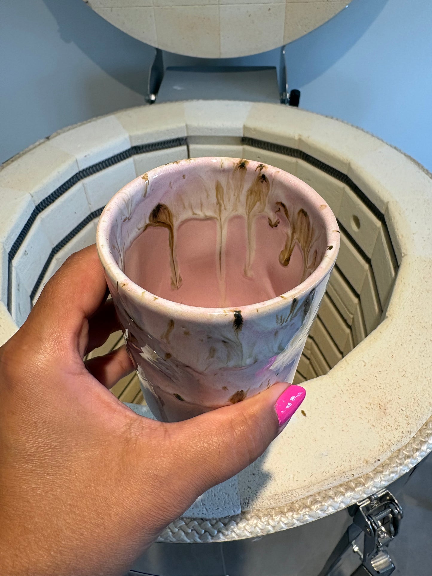 1. Lyserød høj lattekop