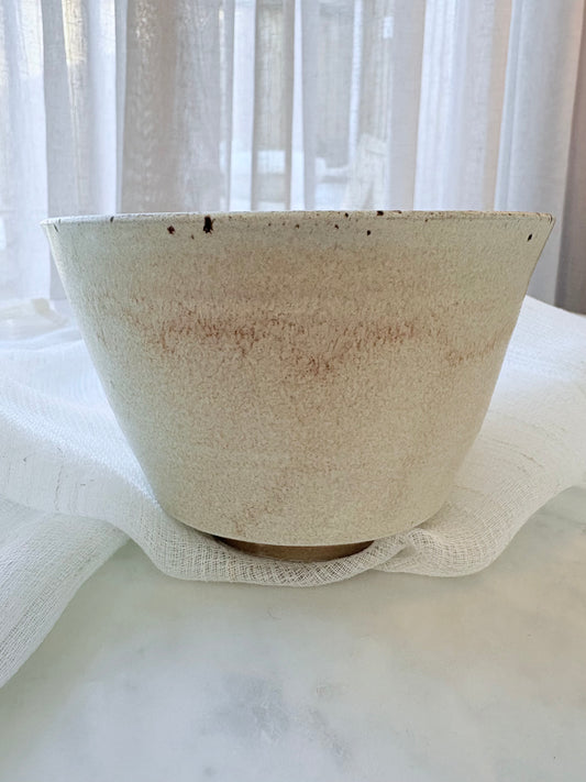Beige urtepotteskjuler eller skål