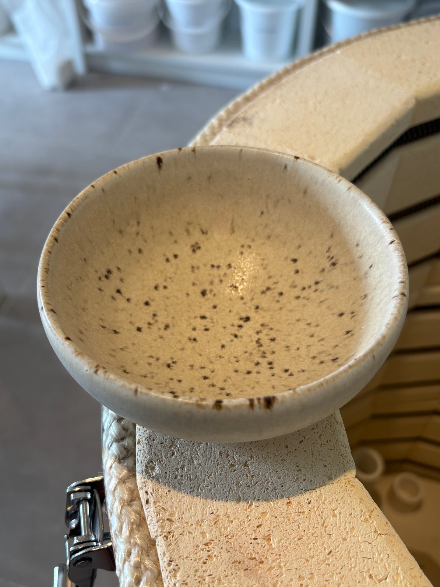 Beige prikket skål 12 cm