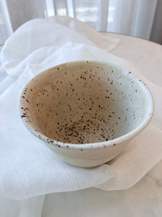 Beige urtepotteskjuler eller skål