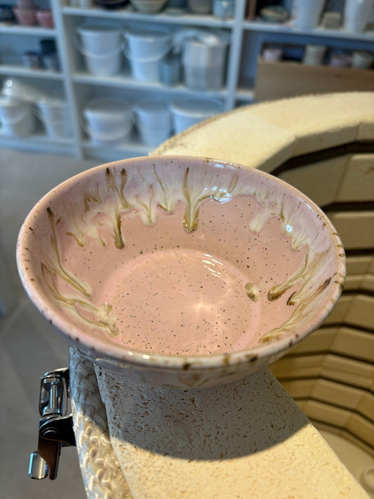 1. Lyserød drejet skål 13 cm