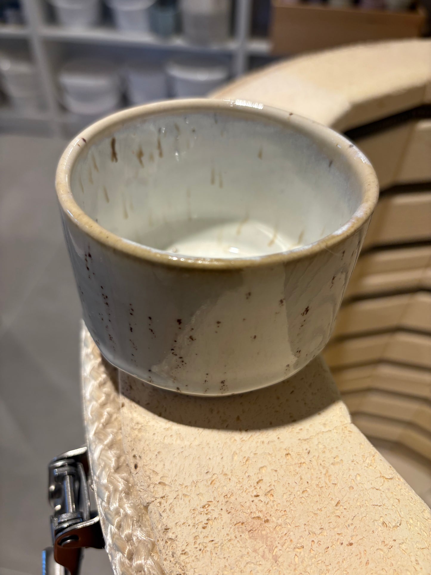 Oval Hvid latte kop med prikker