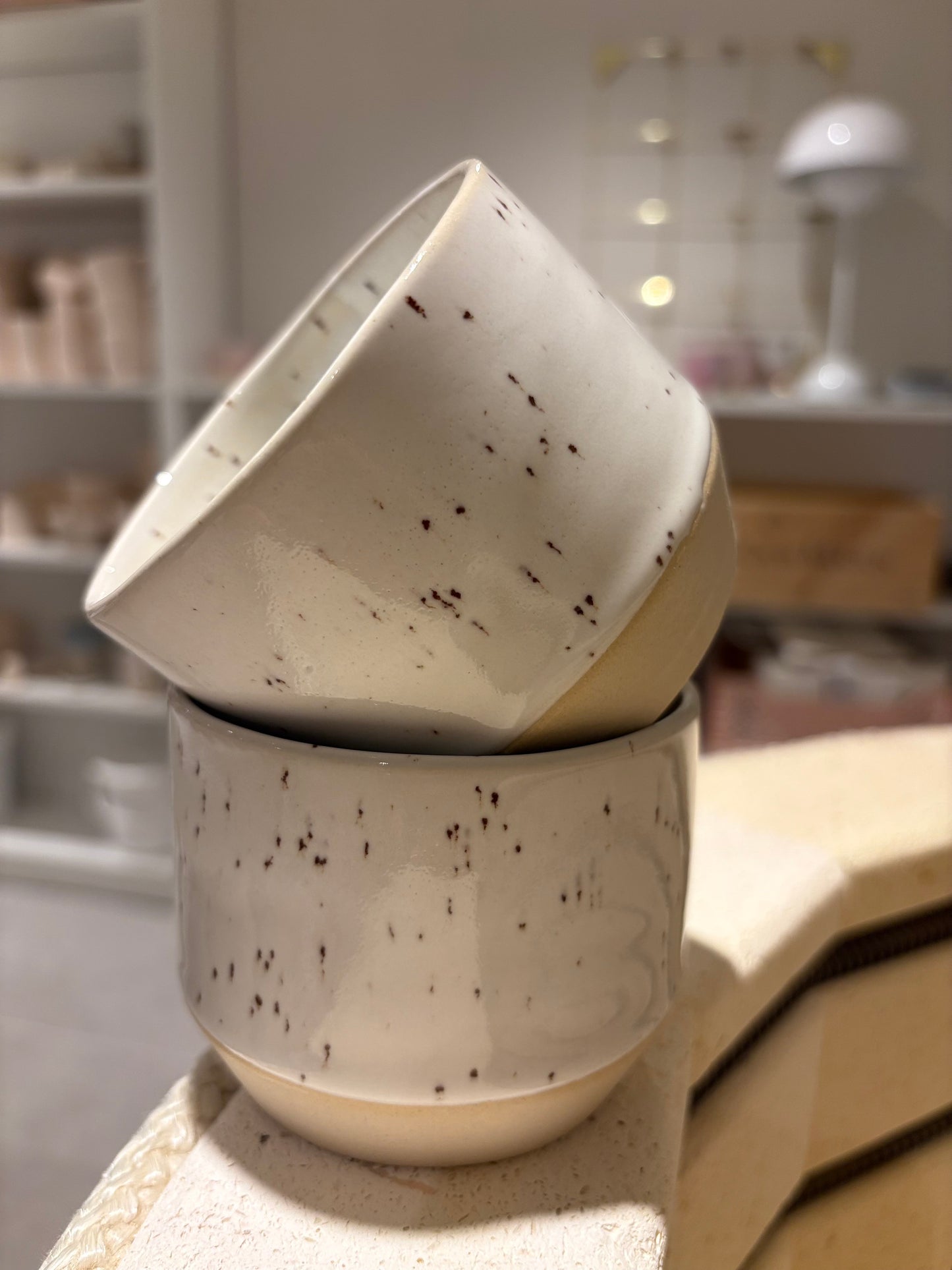 Hvid latte kop med prikker