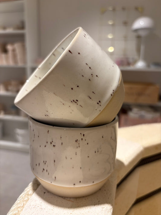 Hvid latte kop med prikker