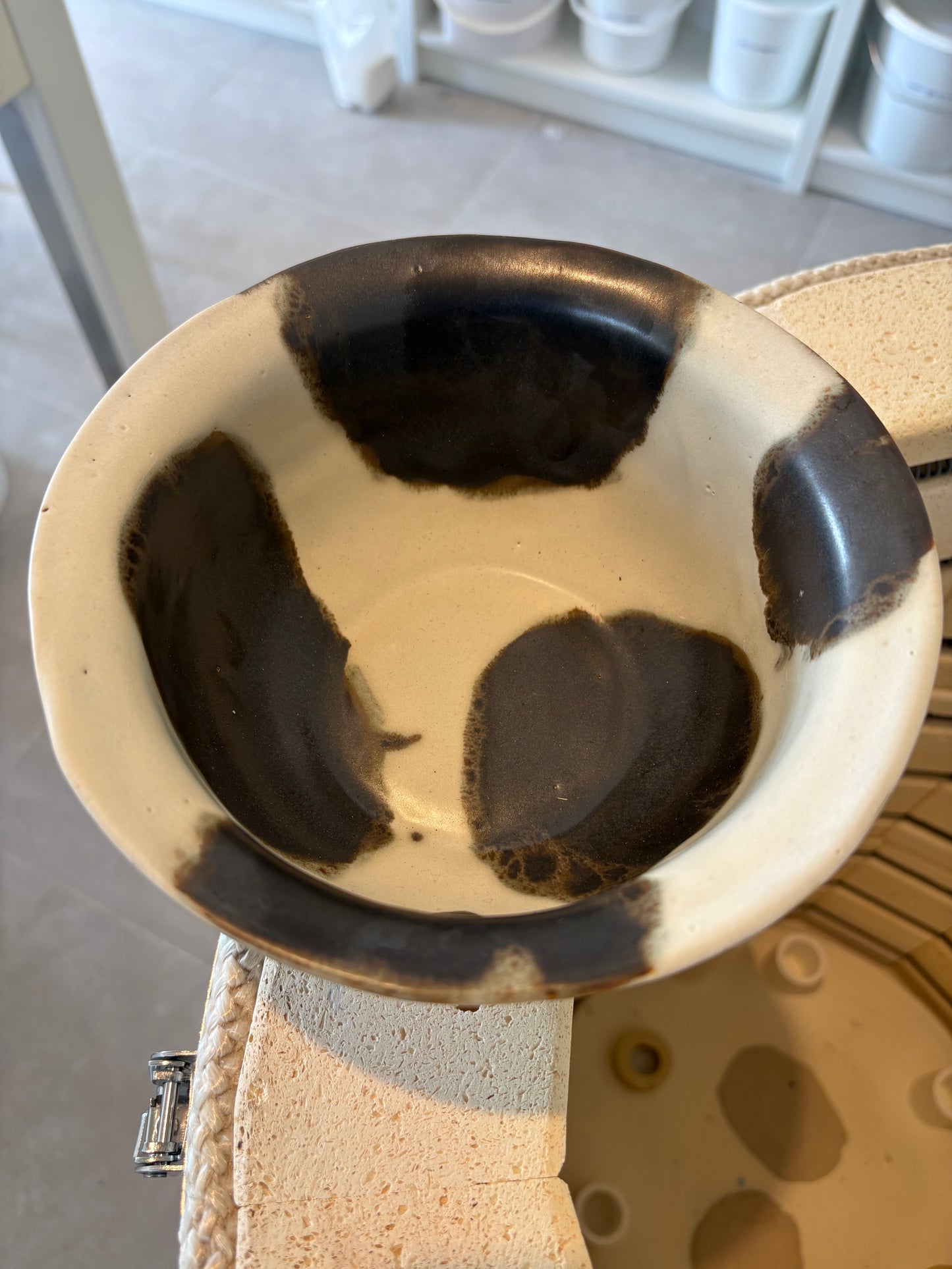 Brun plettet skål 18 cm